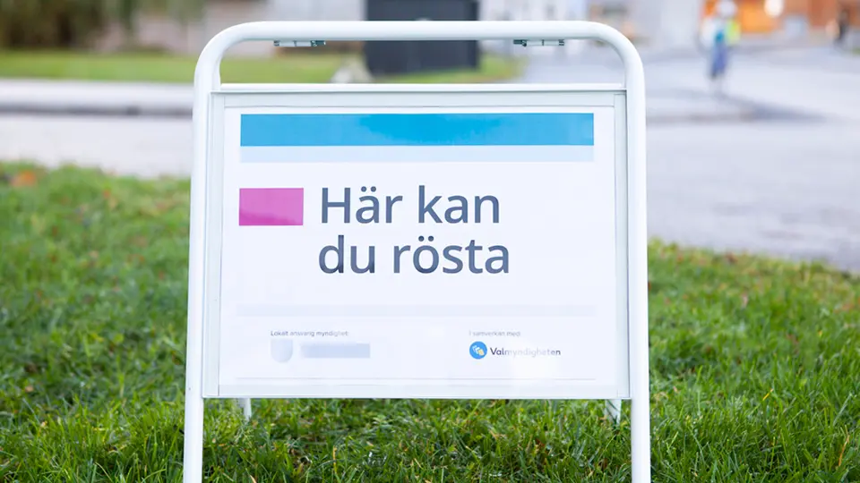 Skylt med texten "Här kan du rösta". Fotograf: Fialotta Bratt