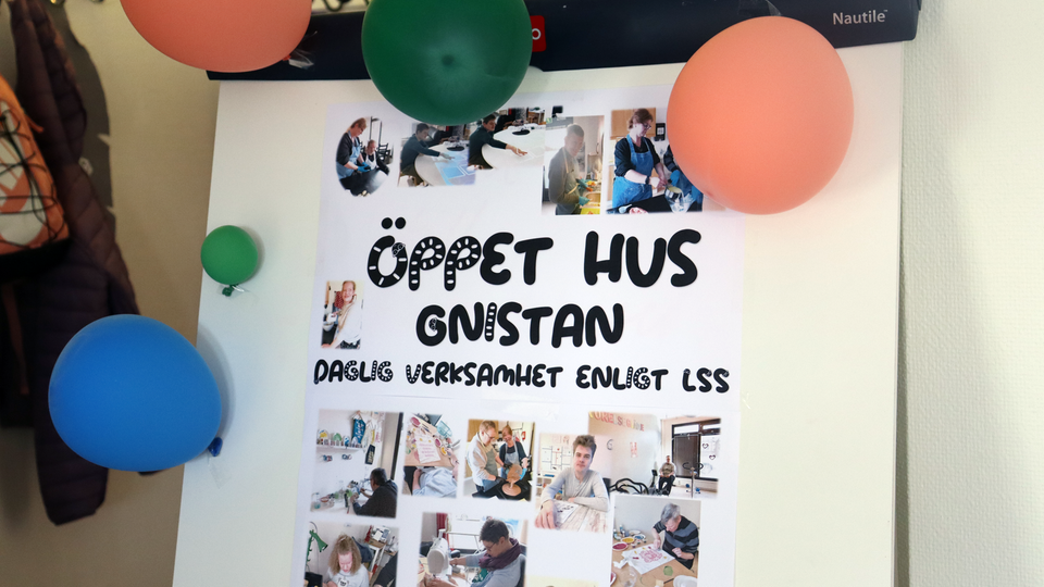 Ballonger och en skylt med bilder där det står Öppet hus Gnistan Daglig verksamhet enligt LSS