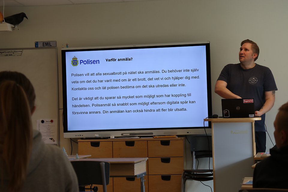 Emil, lärare på Nyvångs skola förklarar vad som är olagligt på sociala medier.